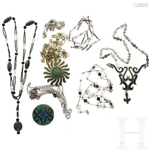 Eight pieces of jewellery, 20th century