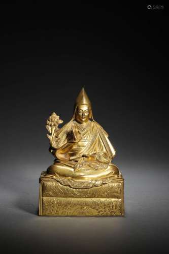 A CHINESE GILT-BRONZE FIGURE  OF STATUE