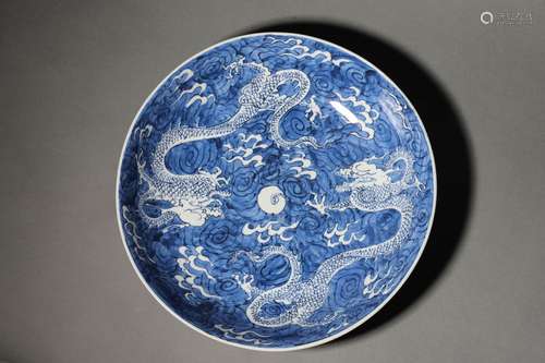 A QING KANGXI PERIOD BLUE AND WHITE 'DRAGON' DISH