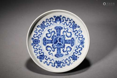 A QING QIANLONG PERIOD BLUE AND WHITE DISH