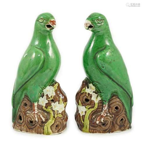 A pair of Chinese green glazed models of parrots, Kangxi per...