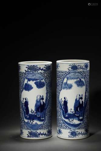 A PAIR OF QING PERIOD BLUE AND WHITE VASES