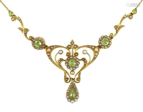 An Edwardian 15ct gold peridot and seed pearl cluster set dr...