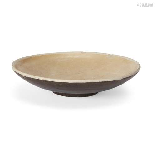 A Chinese Cizhou-type small dish, Song/Yuan Dynasty, covered...