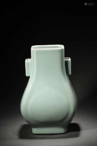 A QING GUANGXU PERIOD CELADON GLAZED VASE