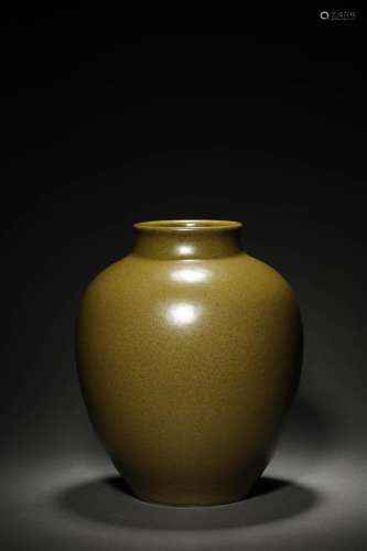 AN EARLY QING JAR