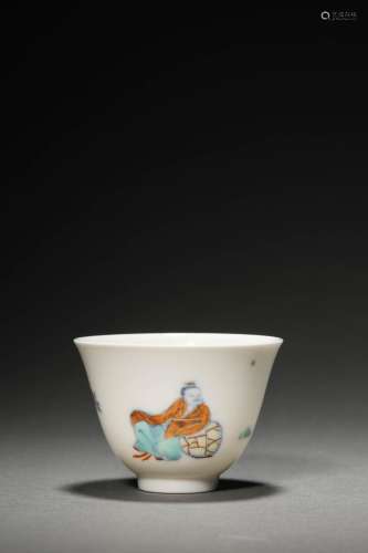 A QING KANGXI PERIOD DOUCAI 'FIGURAL' CUP