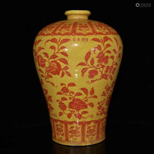 明永乐黄釉矾红三果纹梅瓶