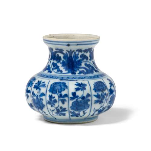 A SMALL BLUE AND WHITE LOBED 'FLORAL' VASE Kangxi period
