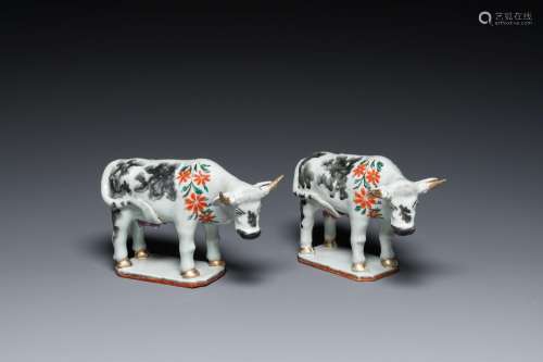 A pair of Chinese porcelain cows after Delftware examples fo...