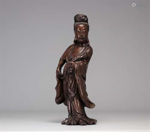 Guanyin portant un sceptre Ruyi en bois sculpté d\'époque Qi...