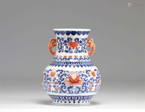 Rare vase en porcelaine bleu et rouge fer à décor de fleurs ...