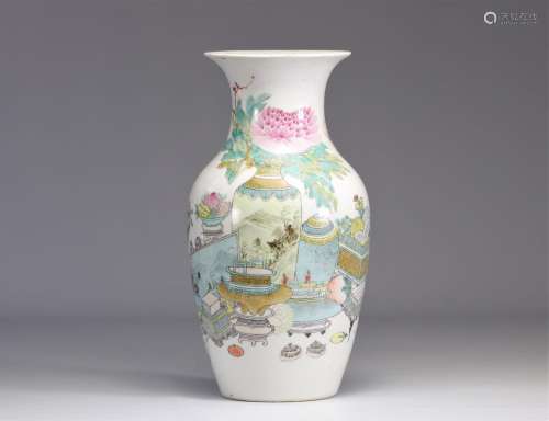 Vase en porcelaine de la Famille Rose à décor de mobiliers P...