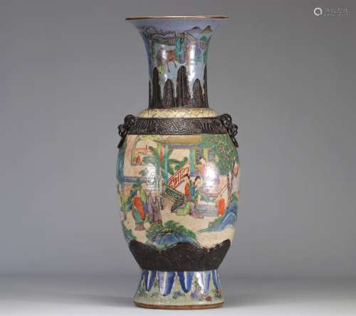 Grand vase en porcelaine de Nankin à décor de personnages du...