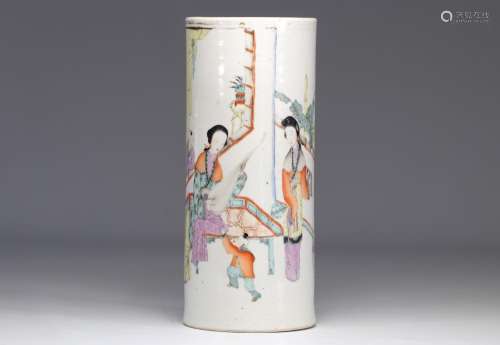 Vase cylindrique en porcelaine de chine de la Famille Rose à...