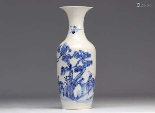 Vase en porcelaine de chine blanc bleu à décor de Daims d\'é...