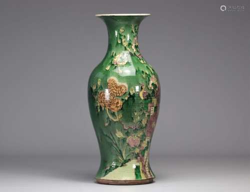 Grand vase en porcelaine de la famille verte à décor d\'anim...