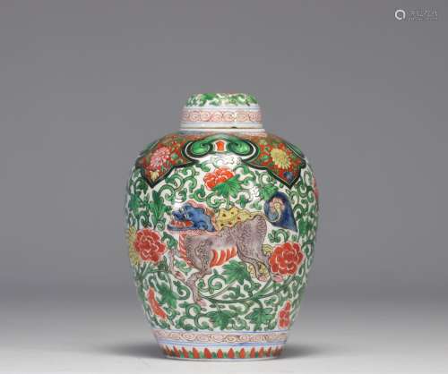 Vase couvert en porcelaine de chine à décor d\'un lion avec ...