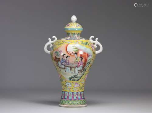Vase couvert en porcelaine de chine à décor de personnages d...