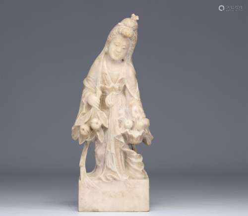 Sculpture en marbre \"jeune femme aux fruits\" pro...