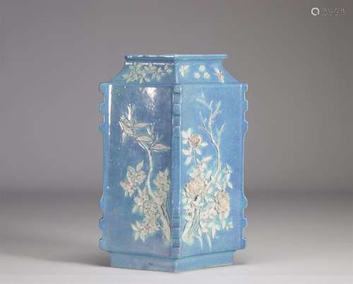 Vase en porcelaine de chine à décor de fleurs en relief sur ...