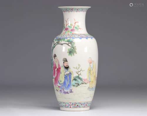 Vase en porcelaine famille rose à décor de personnages d\'ép...