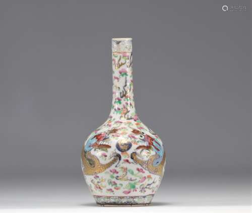 Vase en porcelaine famille rose à décor de dragons Poids: 31...