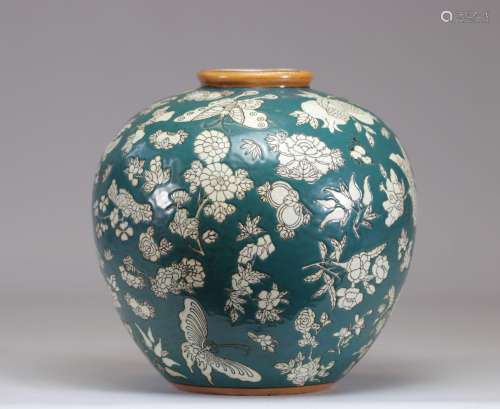 Vase en porcelaine de chine décor en relief sur fond vert Po...