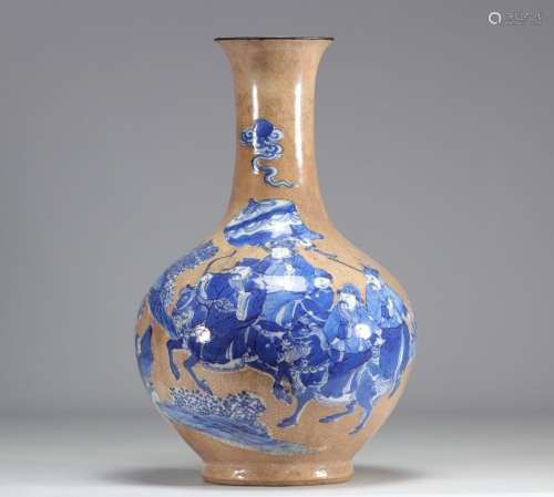 Vase en porcelaine de chine \"Nankin\" à décor d\'...