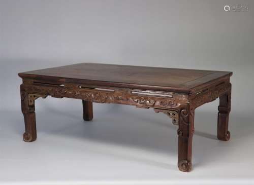 Table basse en bois provenant de Chine de l\'époque Ming (清...