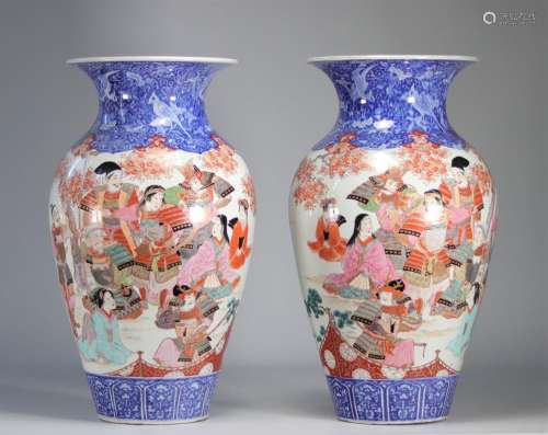 Grande paire de vases à décor de plusieurs personnages porta...