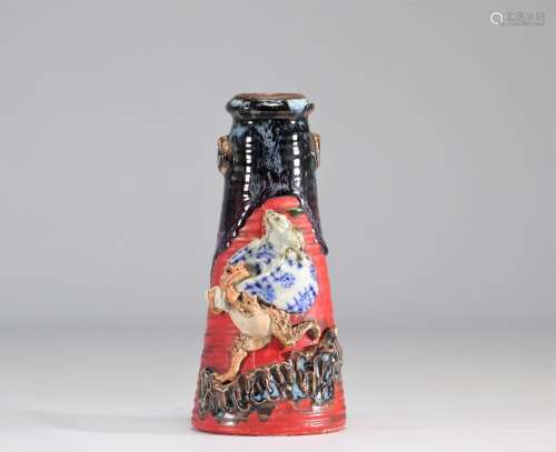 Vase céramique de Sumida-Gawa, à décor de crapauds provenant...