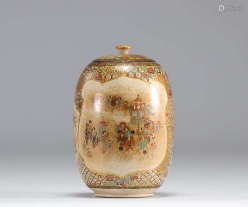 Satsuma beau vase couvert à décor d\'émaux et décoré de pers...