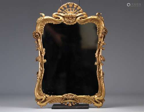 Miroir en bois sculpté et doré du XVIIIe siècle  Poids: 4.30...