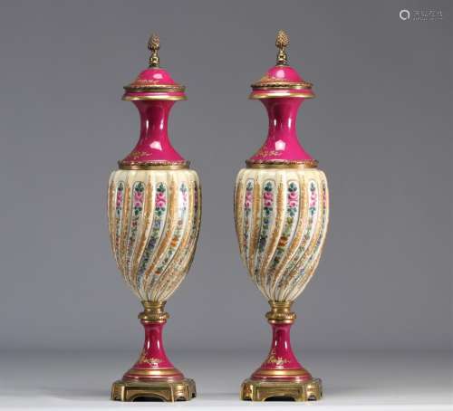 Sèvres paire de vases couverts \"cassolettes\" en ...