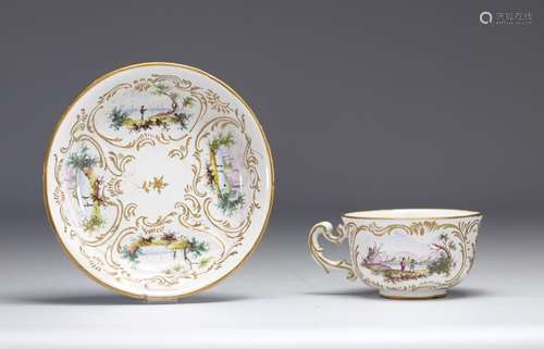 Tasse en porcelaine du XVIIIe siècle Louis XV à décor de scè...