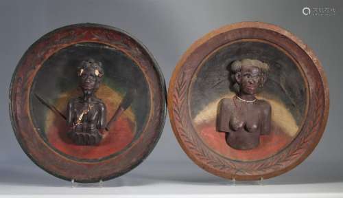 Paire de panneaux sculptés période coloniale Madagascar . Ex...