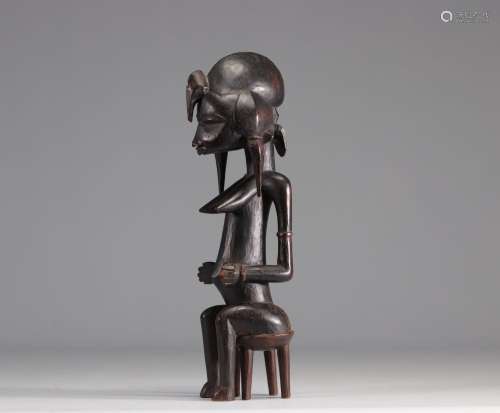 Belle statue féminine assise Sénoufo provenant de la Côte d\...