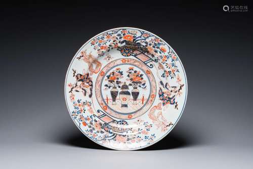 A large Japanese Imari dish, Edo, 18th C.