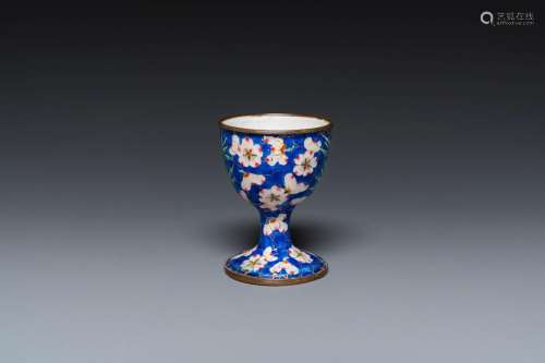 A Chinese Canton enamel egg cup, Qianlong/Jiaqing