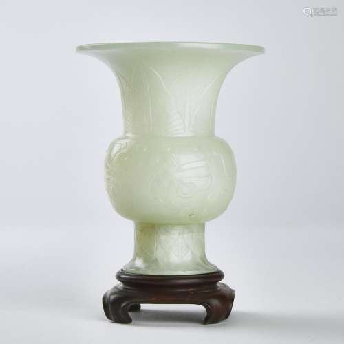 A Small Mughal-Style White Jade Vase, 19th Century, 清 十九世...