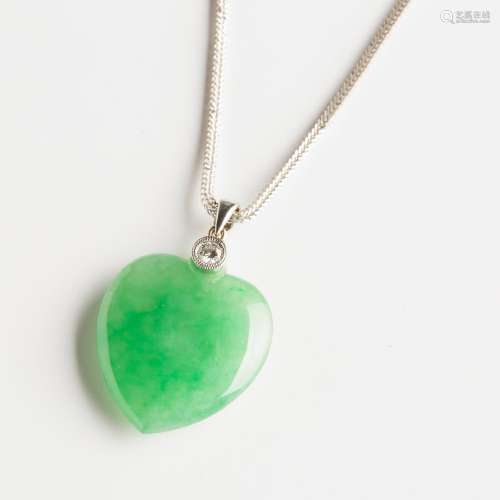 A Jadeite and Diamond Pendant Necklace, 18白金镶0.10克拉钻翡...