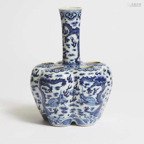 A Blue and White 'Dragon' Tulip Vase, 19th Century, 清 十九世...