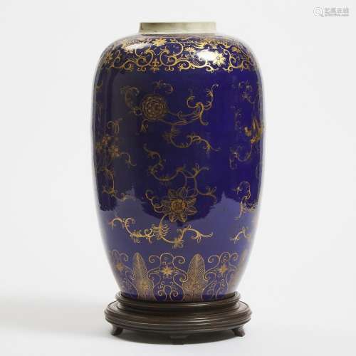 A Gilt-Decorated Powder Blue-Glazed Vase, 19th Century, 清 十...