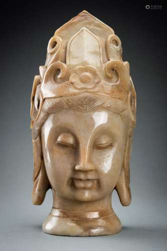 A VERY LARGE AGATE HEAD OF GUANYIN, c. 1920s