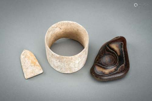 A LOT WITH THREE CHINESE NEOLITHIC ITEMS