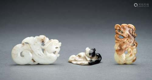 A LOT WITH THREE JADE PENDANTS, QING
