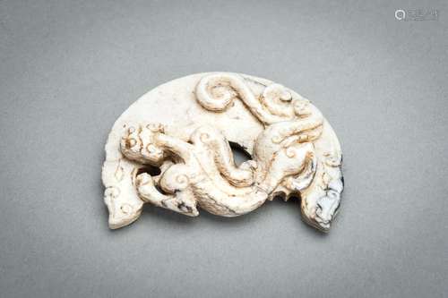 AN ARCHAISTIC MOTTLED JADE ´CHILONG´ PENDANT, QING