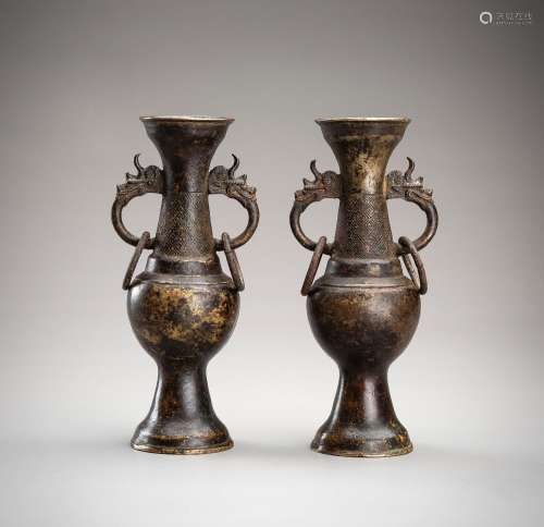 A PAIR OF BRONZE ´DRAGON´ VASES, MING DYNASTY