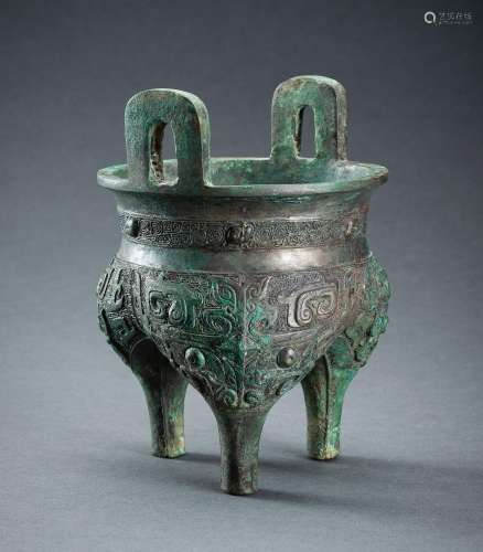 AN ARCHAISTIC BRONZE RITUAL VESSEL, DING, QING DYNASTY